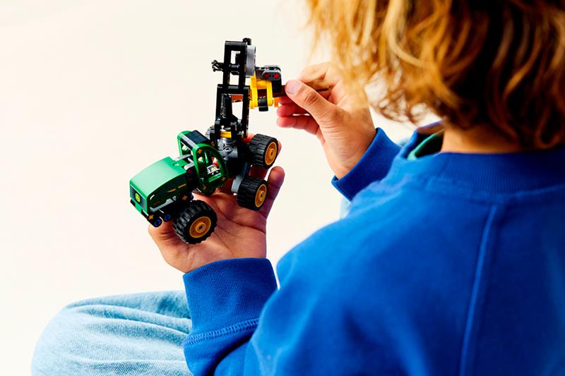 LEGO Technic - L'abatteuse-façonneuse à roues John Deere 1470H