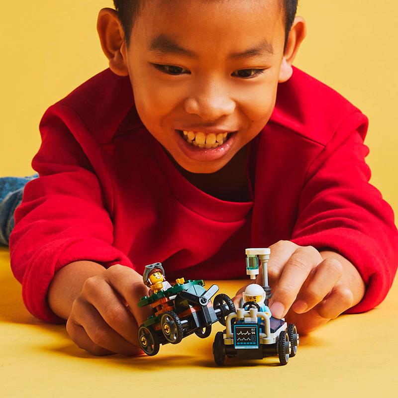 LEGO City - Course l'avion contre la voiture-lit d'hôpital