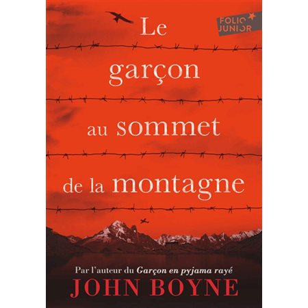 Le garçon au sommet de la montagne